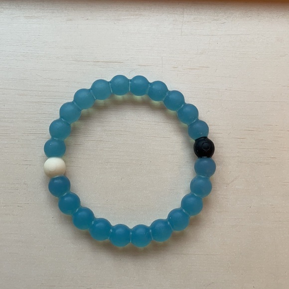 Lokai 4 pack of bracelets and case! - Picture 5 of 7